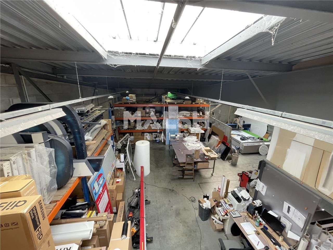 Au sein d'un parc d'activités récent et clos, nou