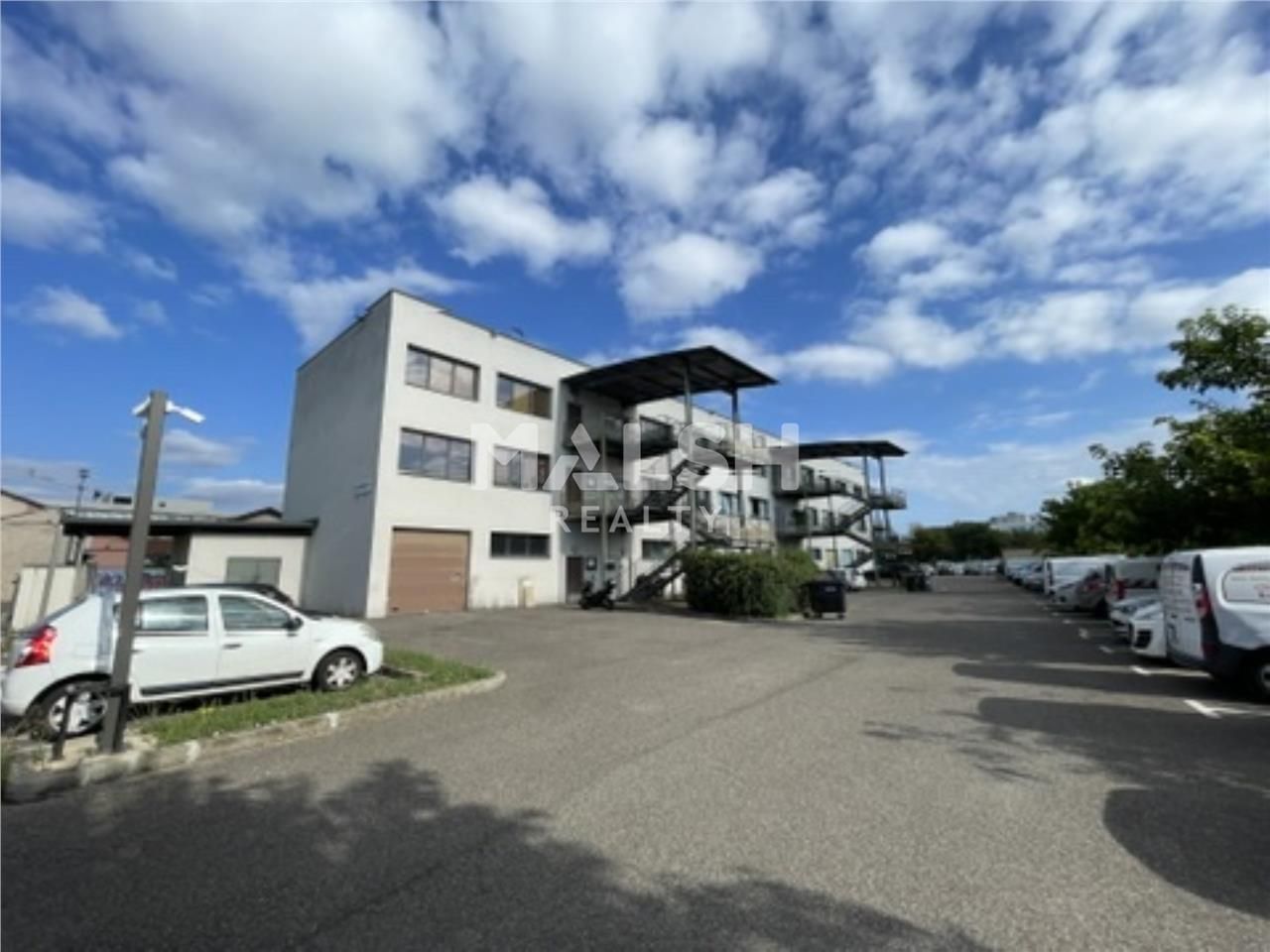 Au sein d'un parc mixte sécurisé sous vidéo-surve