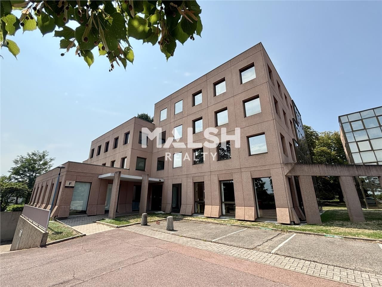 Nous vous proposons à la vente des bureaux lumine