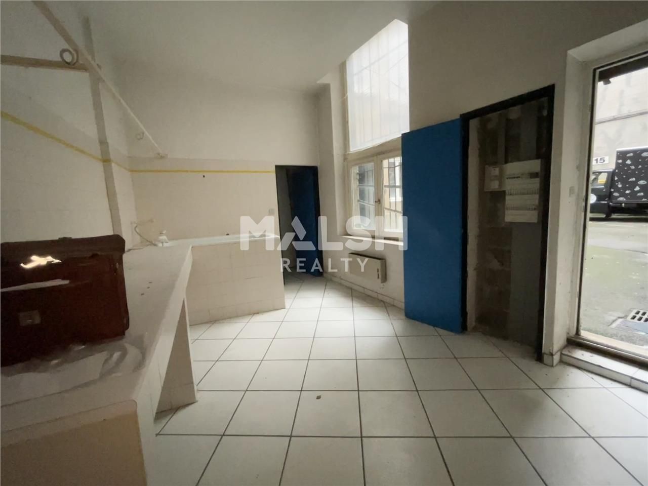 Nous vous proposons à la location un local commer