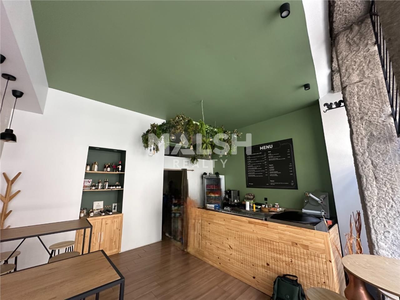 Nous vous proposons à la location un local commer