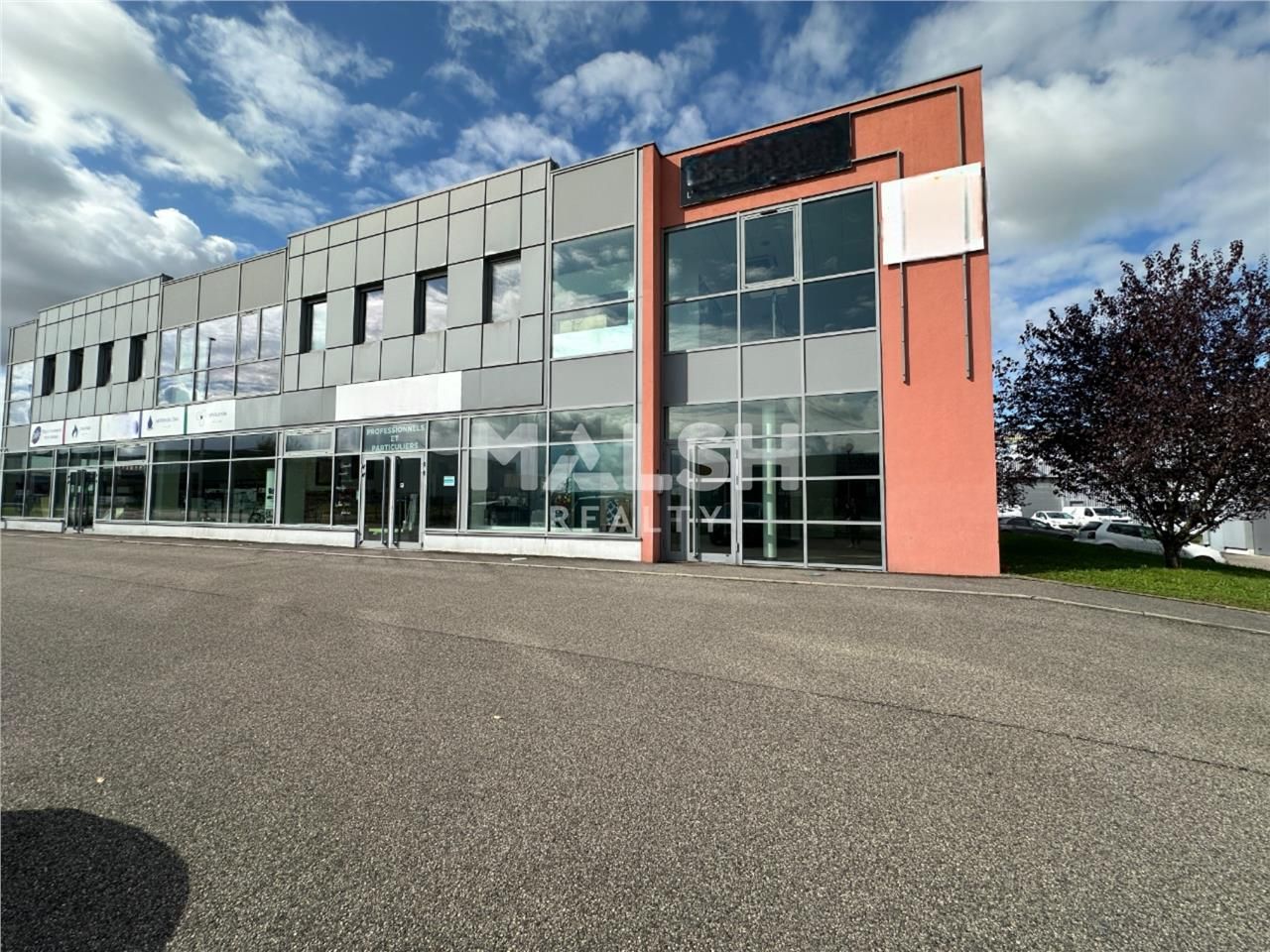 Sur un site clos en bordure de la D306 à Arnas, n