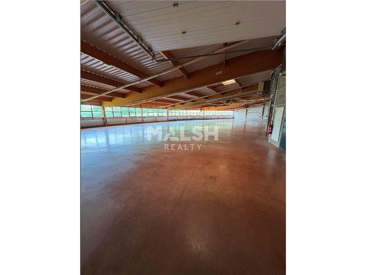 Sur un terrain indépendant et enrobé de 5 635 m²,