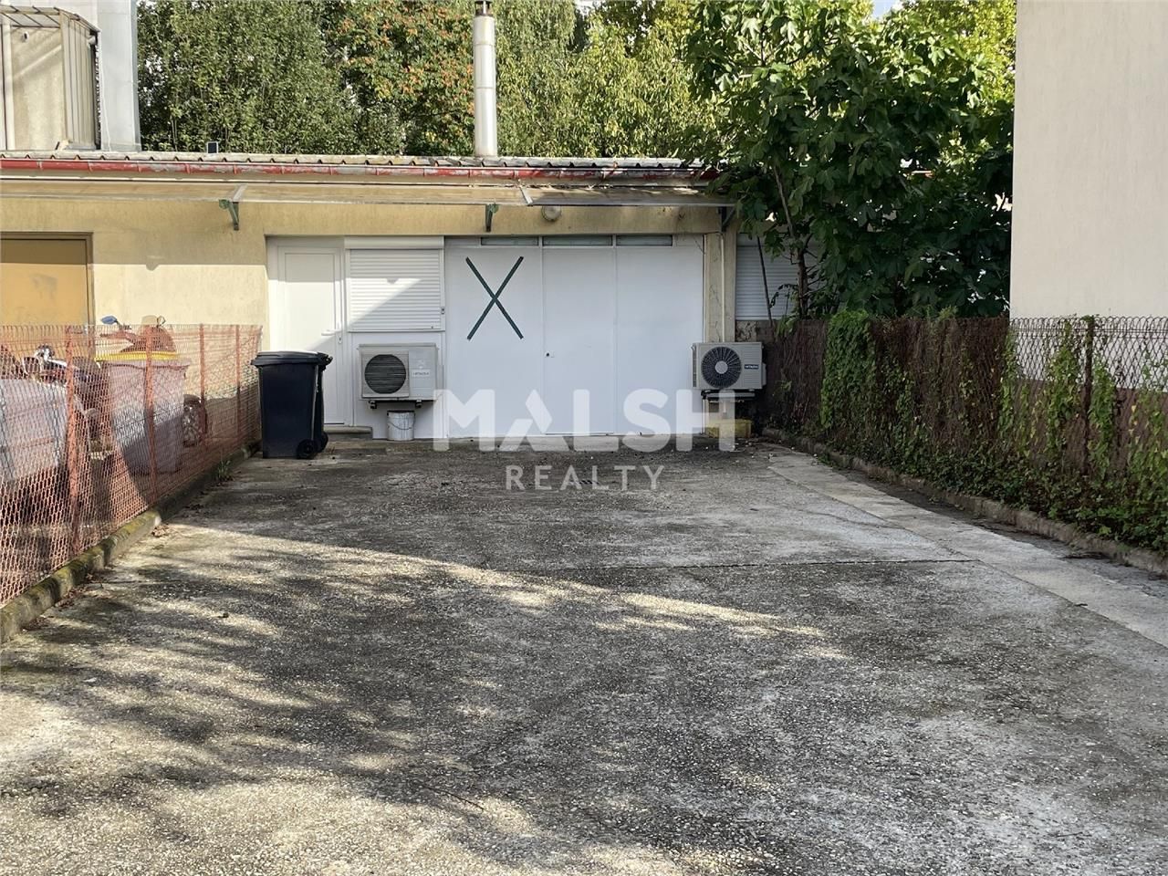 Au fond d'une impasse résidentielle avec portail,