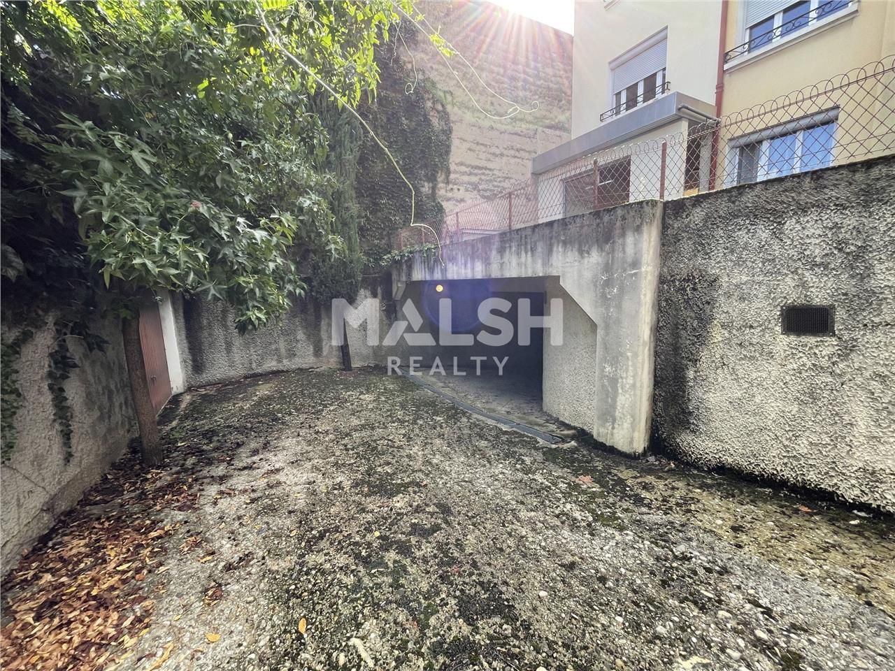 Au sein d'un immeuble d'habitation sécurisé par u