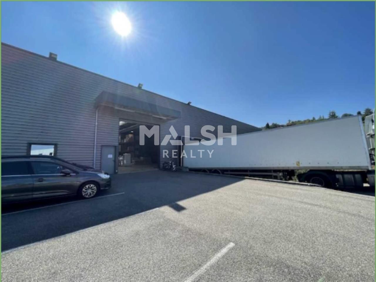 Sur un terrain indépendant et clos de 7 792 m², n