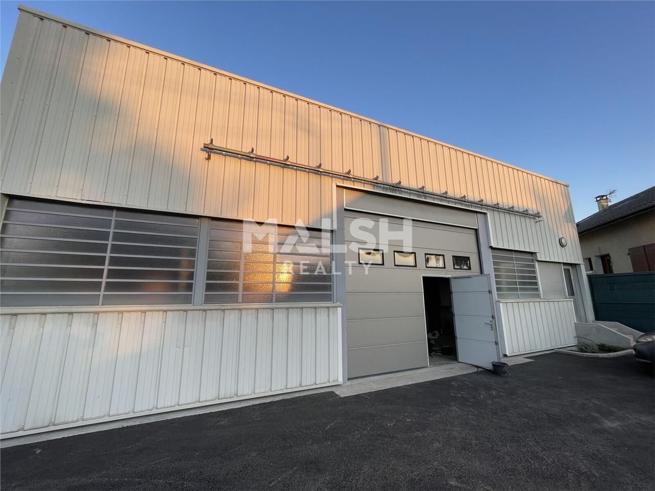 Sur un terrain clos et aménagé de 749 m², nous vo