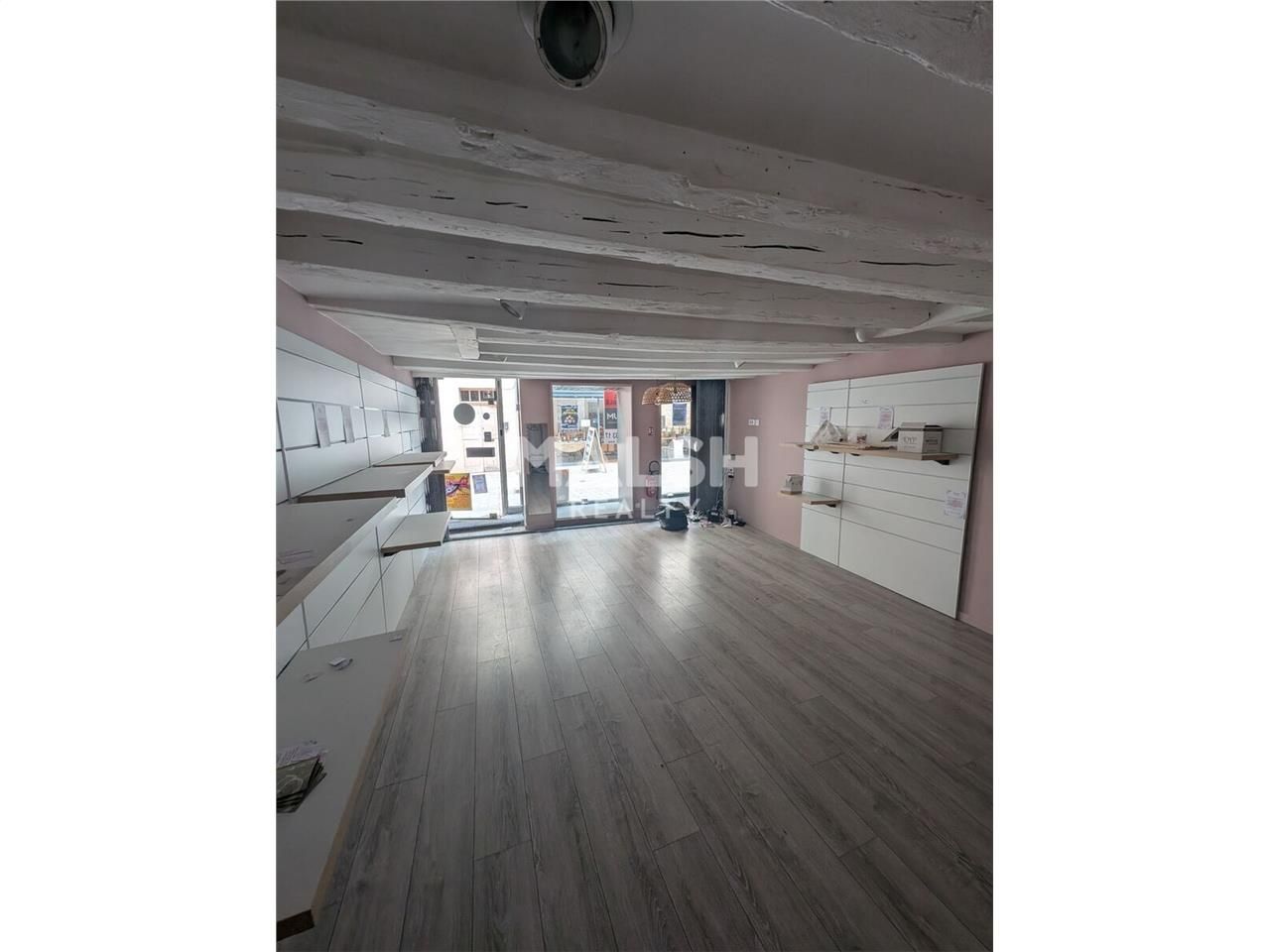 Nous vous proposons à la location un local commer