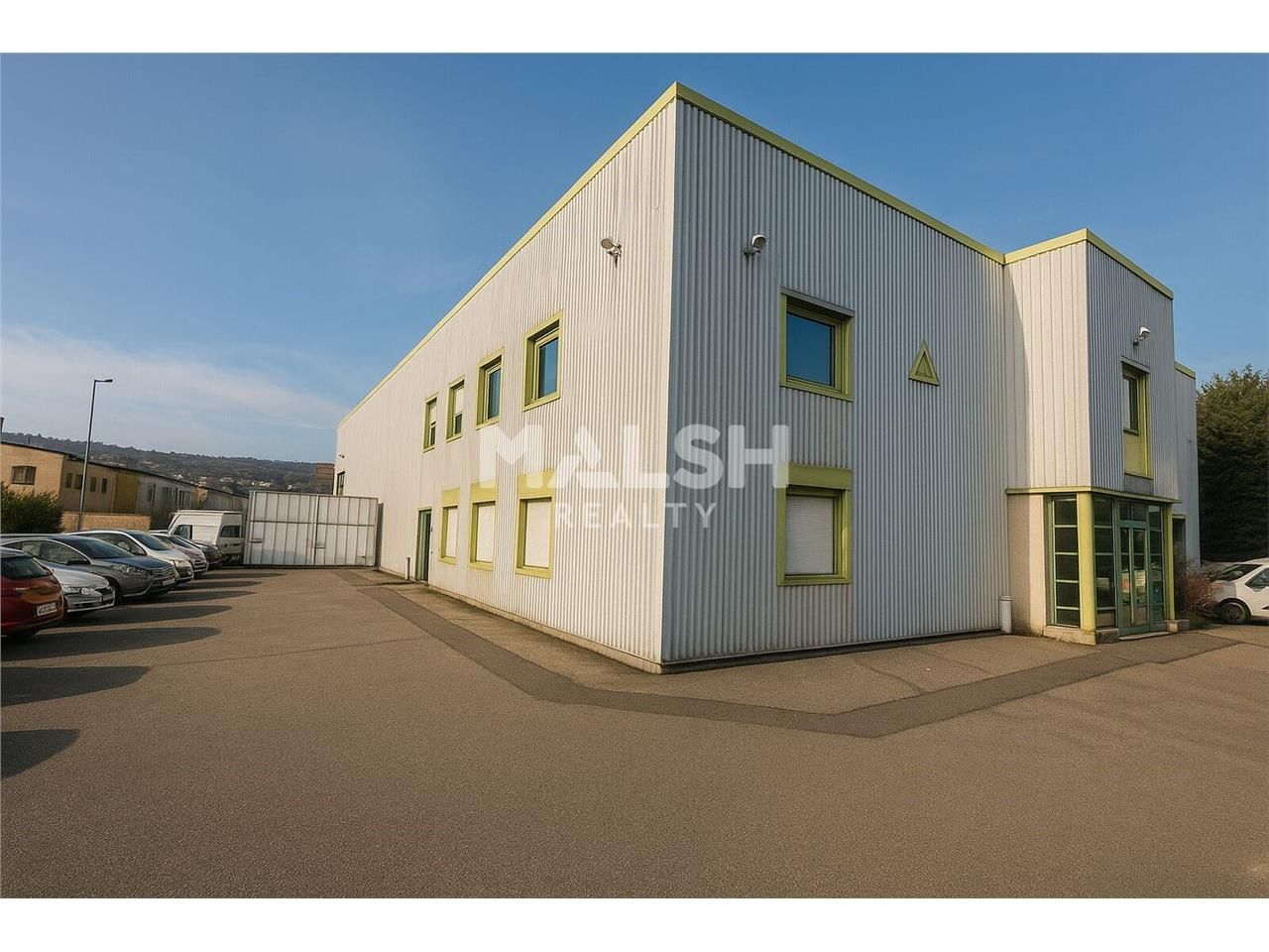 Au sein d'un petit ensemble artisanal, dans un en