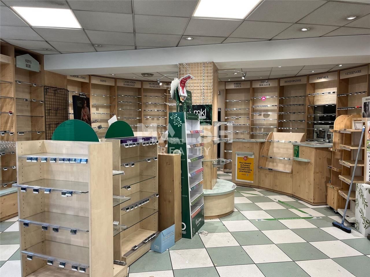 Nous vous proposons à louer, boutique d'angle en 