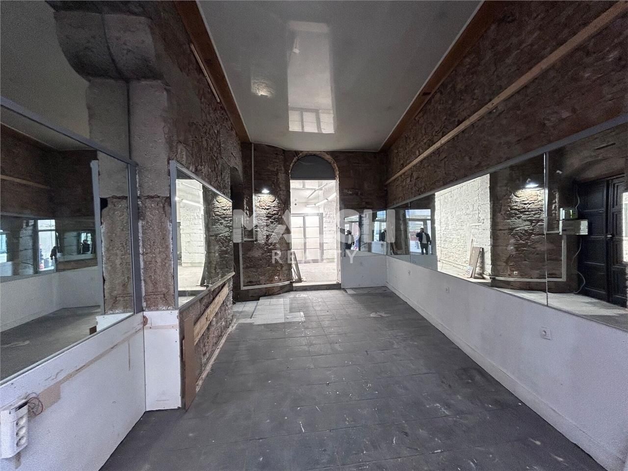 Nous vous proposons à la location un local commer