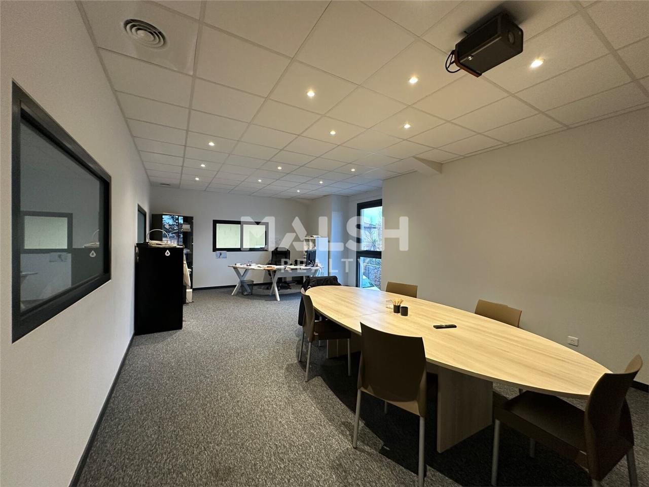 Au sein d'un parc d'activités clos à Décines-Char