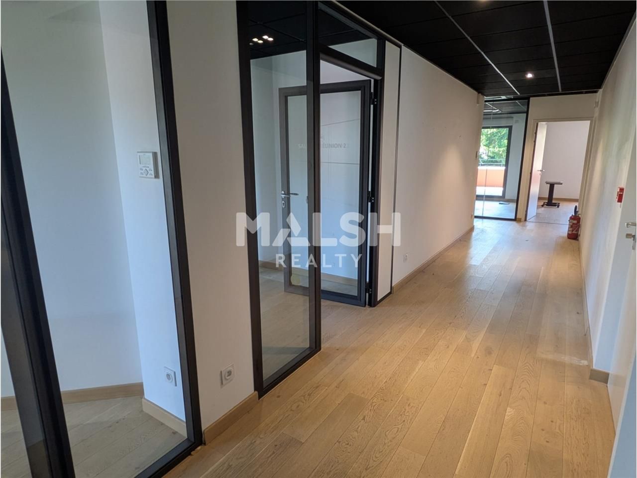 En plein coeur du village dynamique et réputé de 