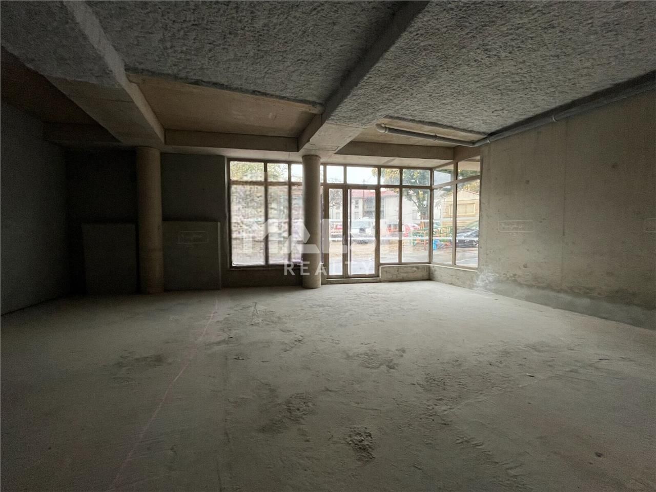 Nous vous proposons à la location un local brut d