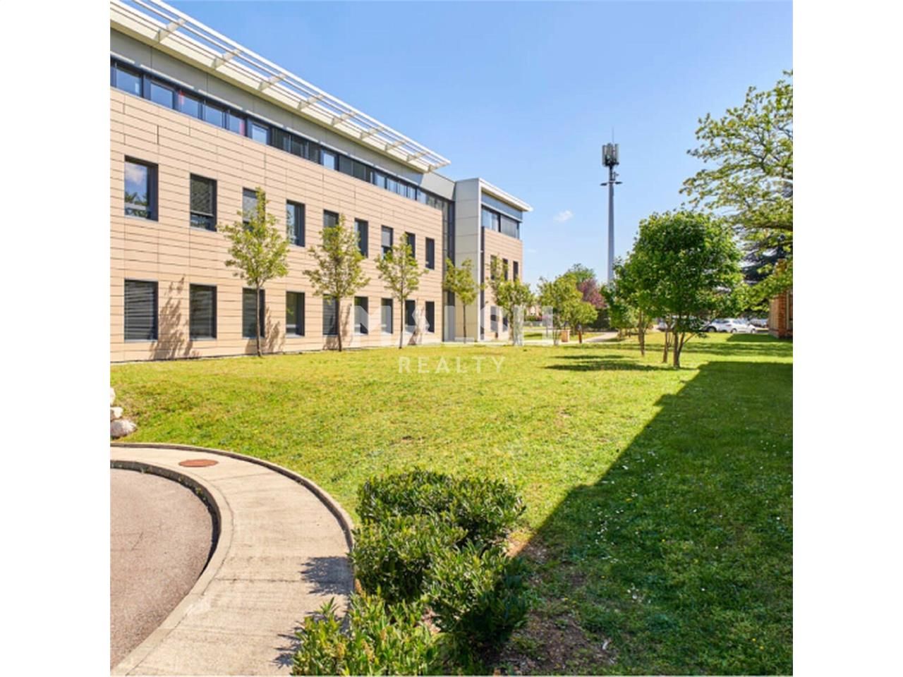 Au sein d'un parc clos et arboré de 12 hectares,