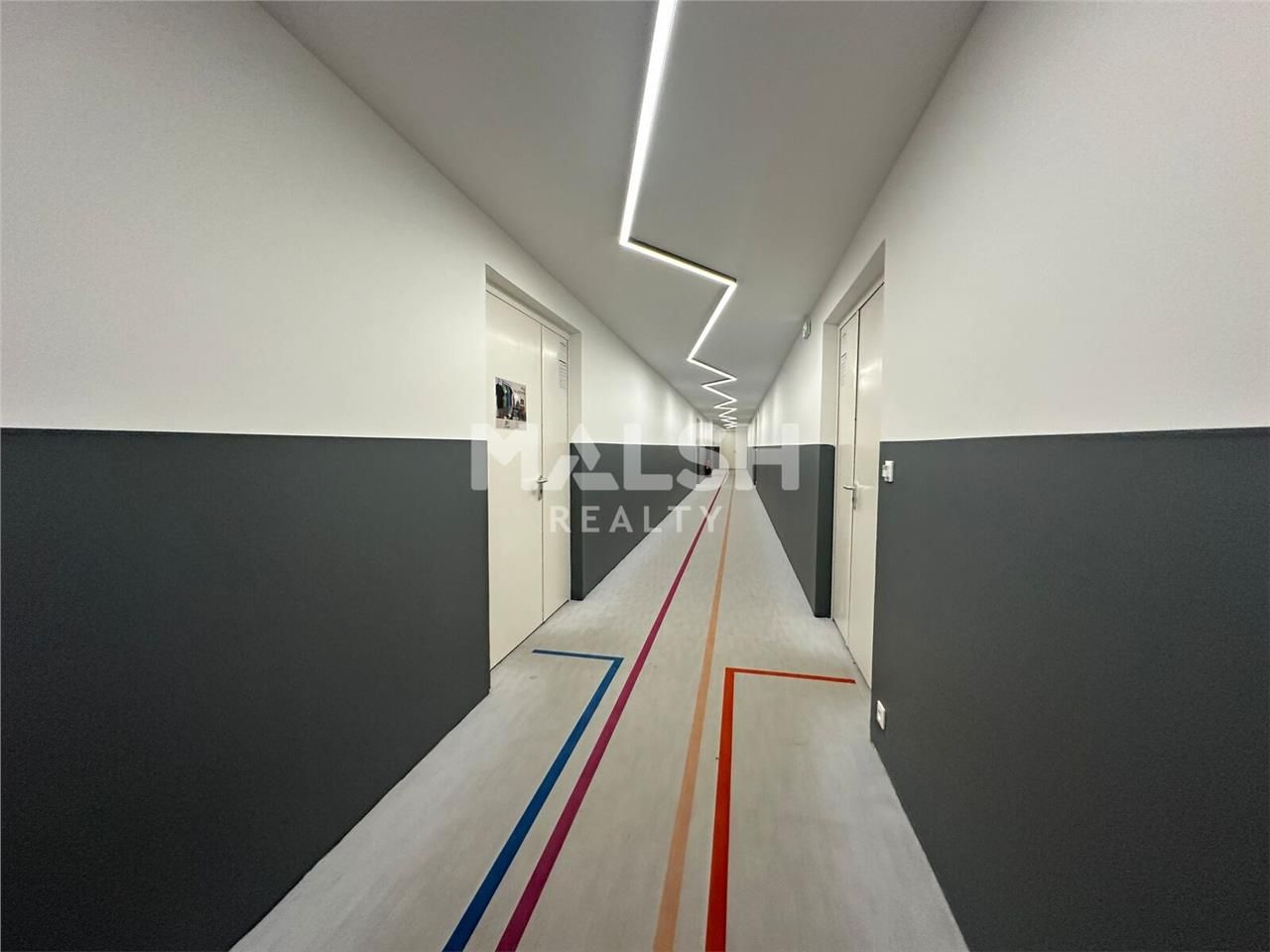 Au sein d'un parc d'activités mixte clos à Caluir