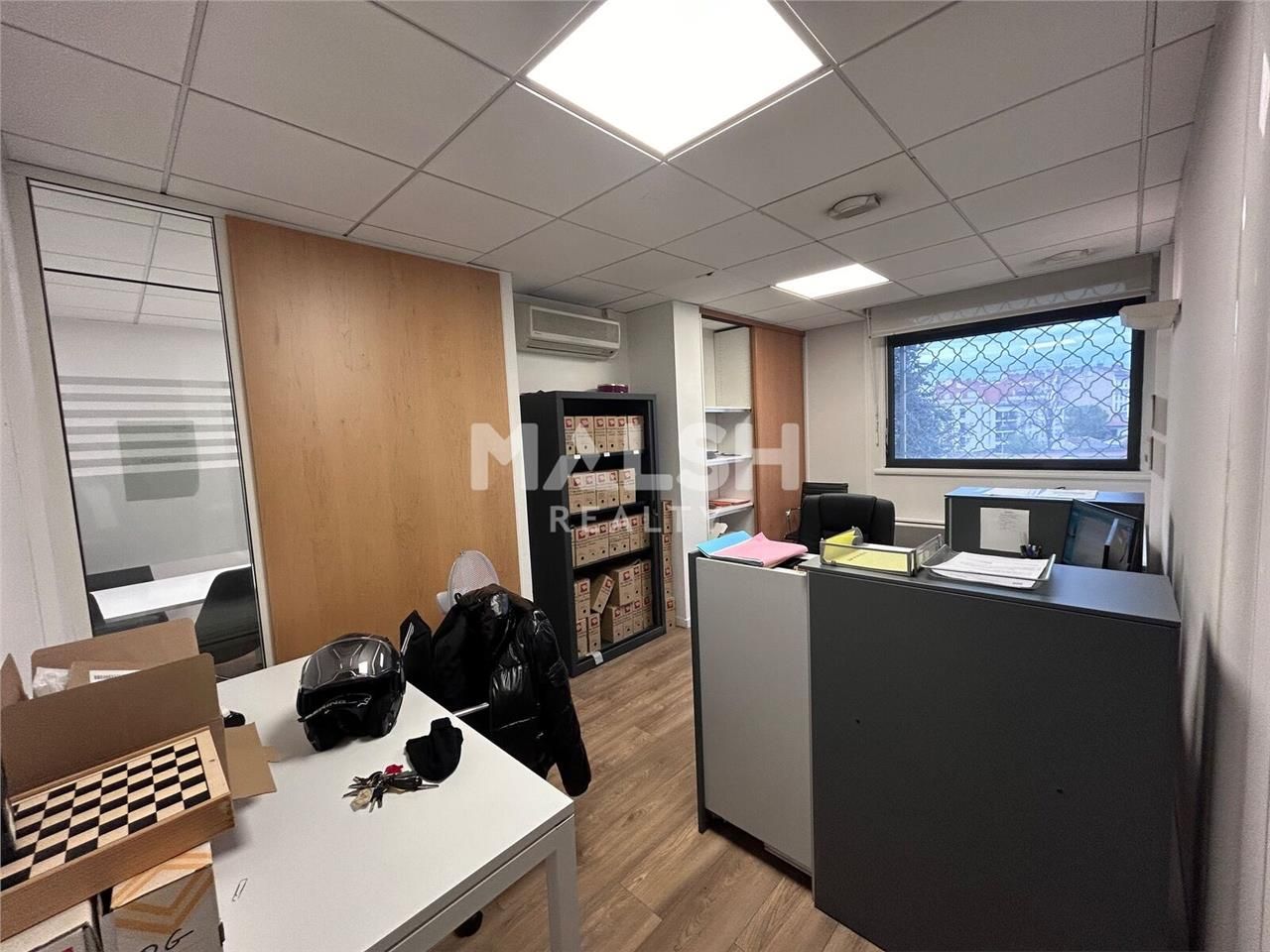 Nous vous proposons à la location un local de 194