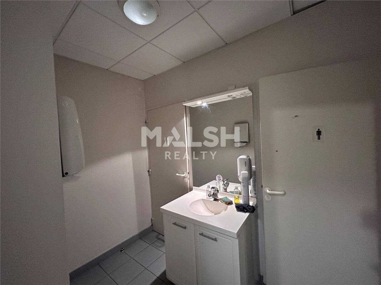 Nous vous proposons à la location un local de 194