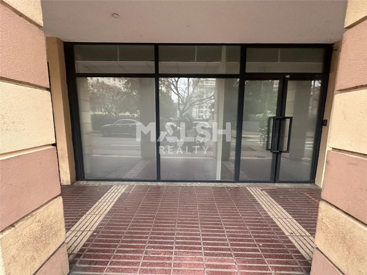 Nous vous proposons un local commercial d'environ