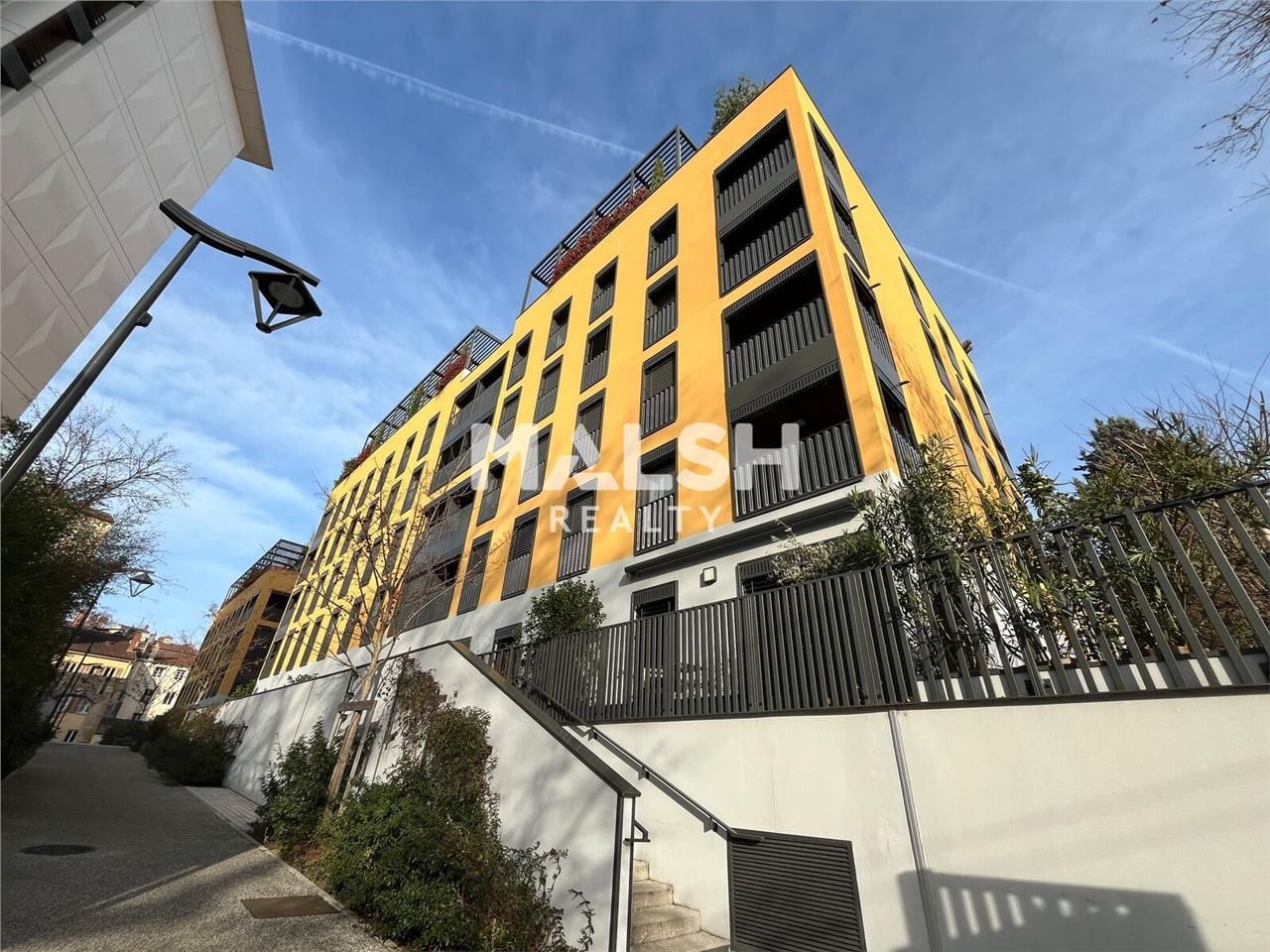 Nous vous proposons à la vente des bureaux situés