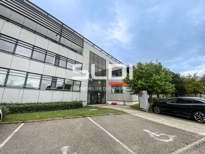 Au sein d'un parc tertiaire arboré et du pôle tec