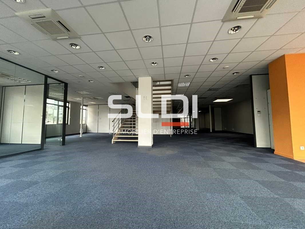 Découvrez cet espace commercial de 355 m² situé d