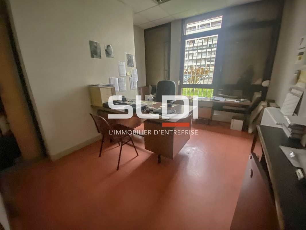 Idéalement situés dans un secteur dynamique et bi