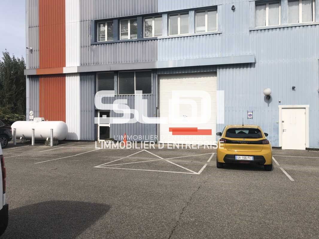 Au sein d'un parc d'activité calme et fermé, nous