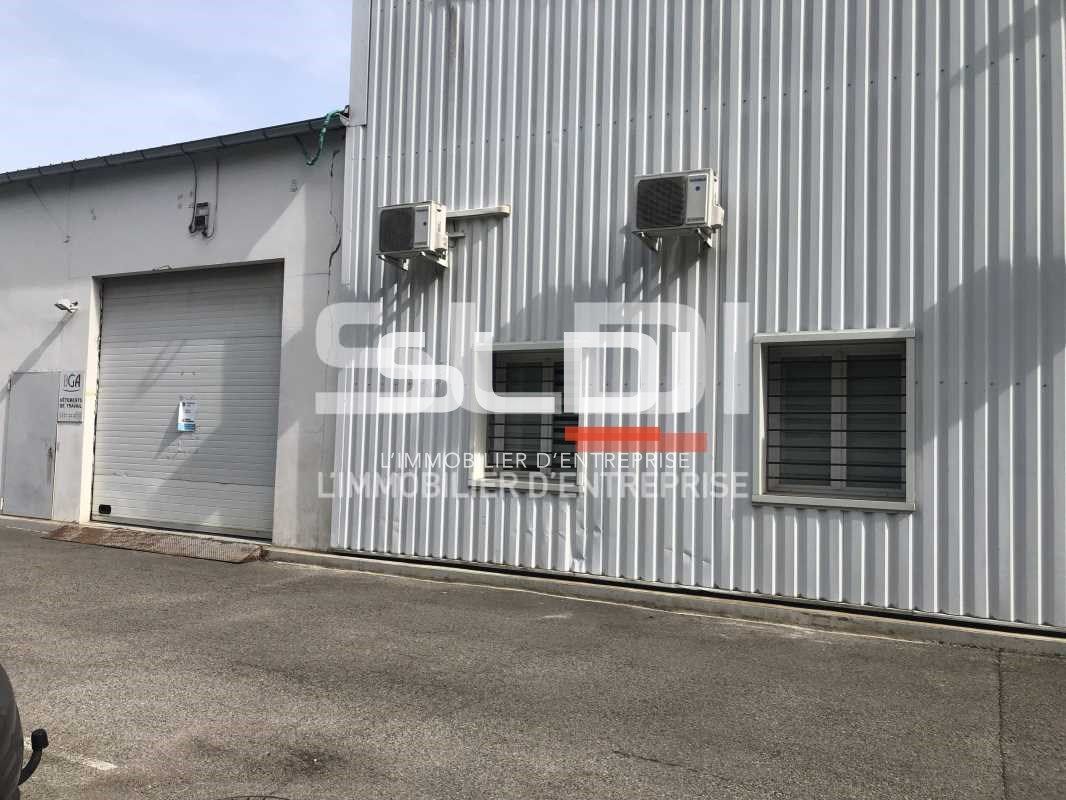 Au sein d'un parc d'activité calme et fermé, nous