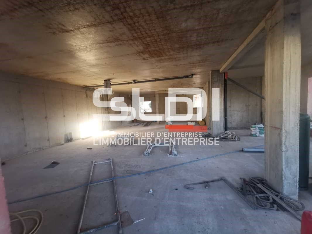 Dans immeuble neuf  sur avenue très passante , pr