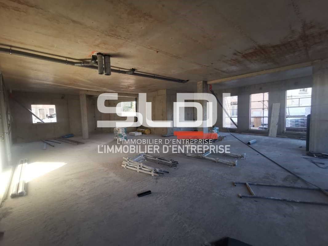 Dans immeuble neuf  sur avenue très passante , pr