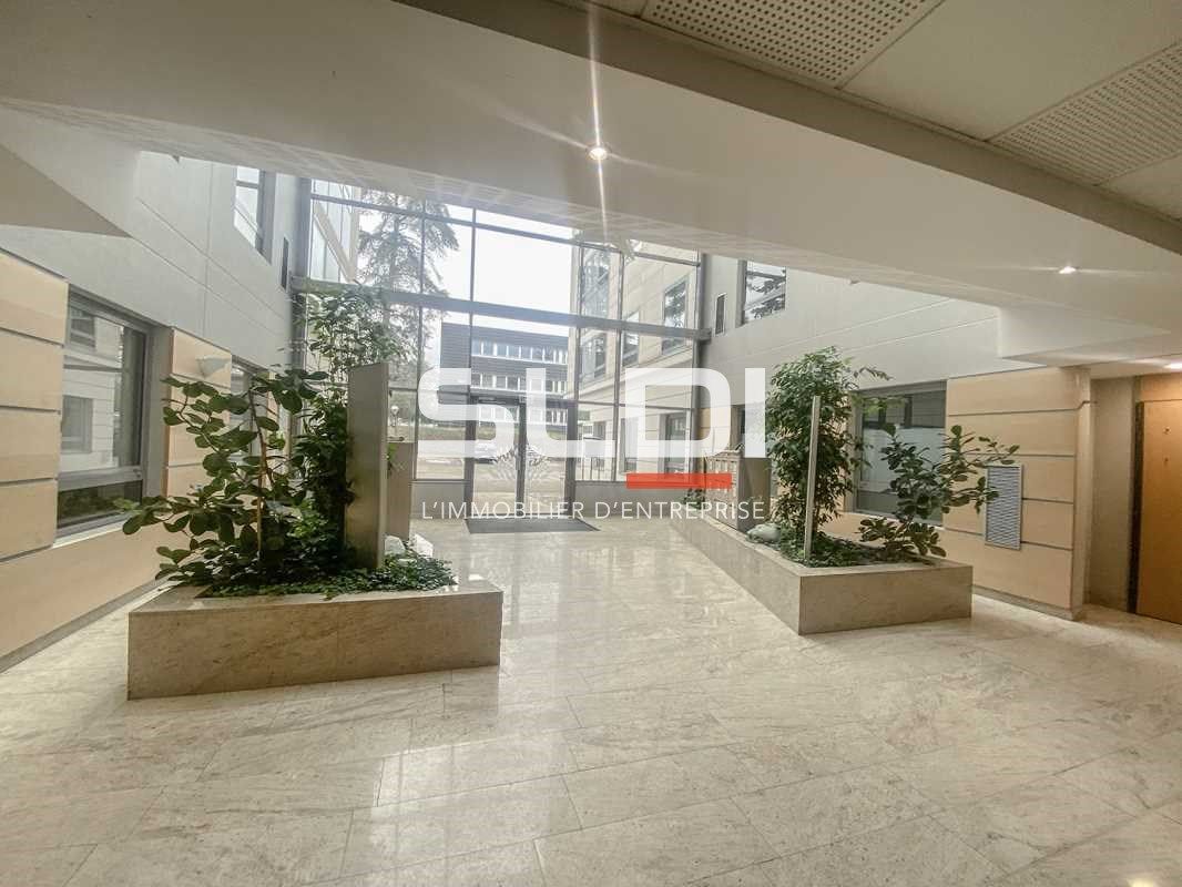 A vendre à Limonest, bureaux de 284,08 m2 situés 
