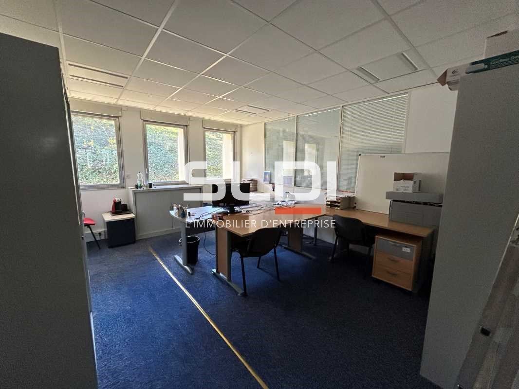 Nous vous proposons à l'acquisition 593 m² de bur