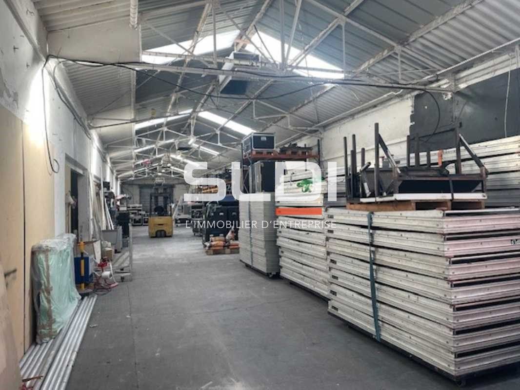 Ce local d'activité et de bureaux de 800m², idéal