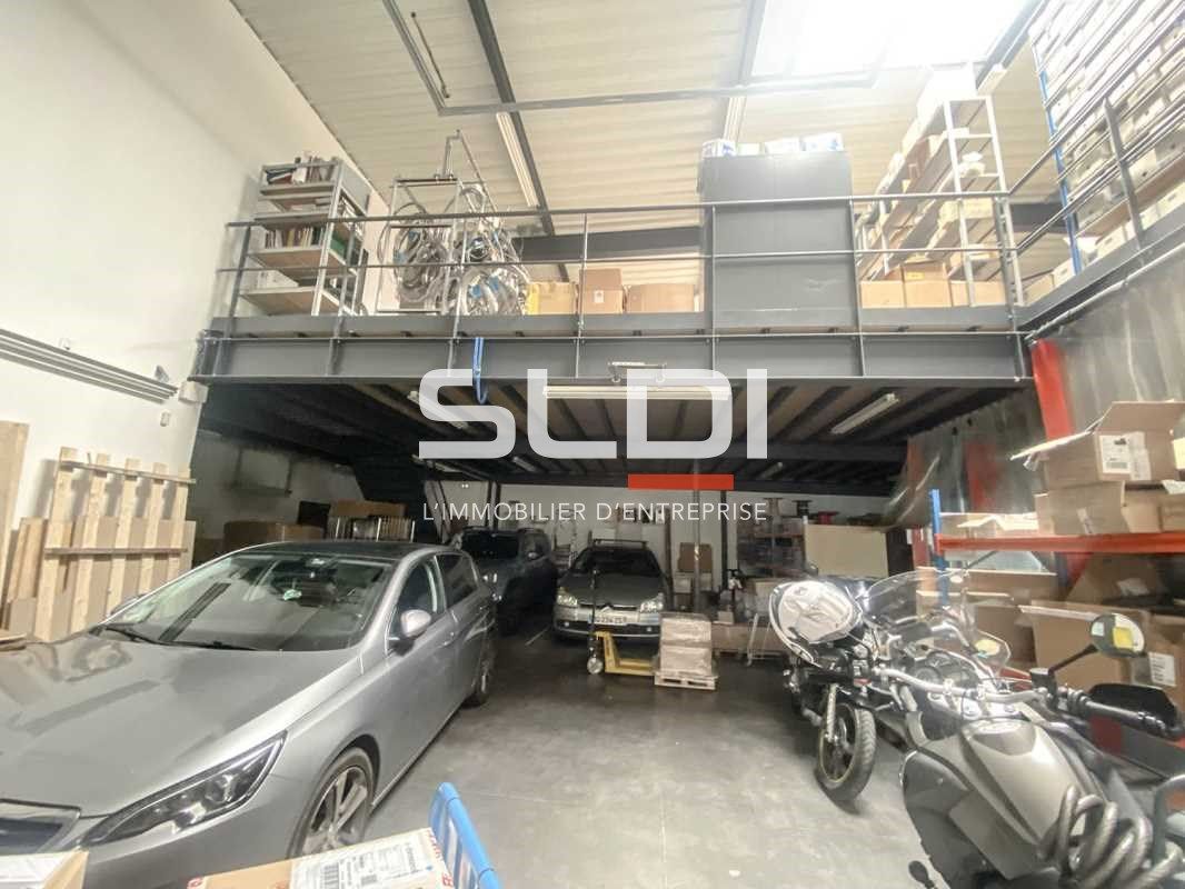 A louer à Vaulx en Velin, locaux d'activités de 6