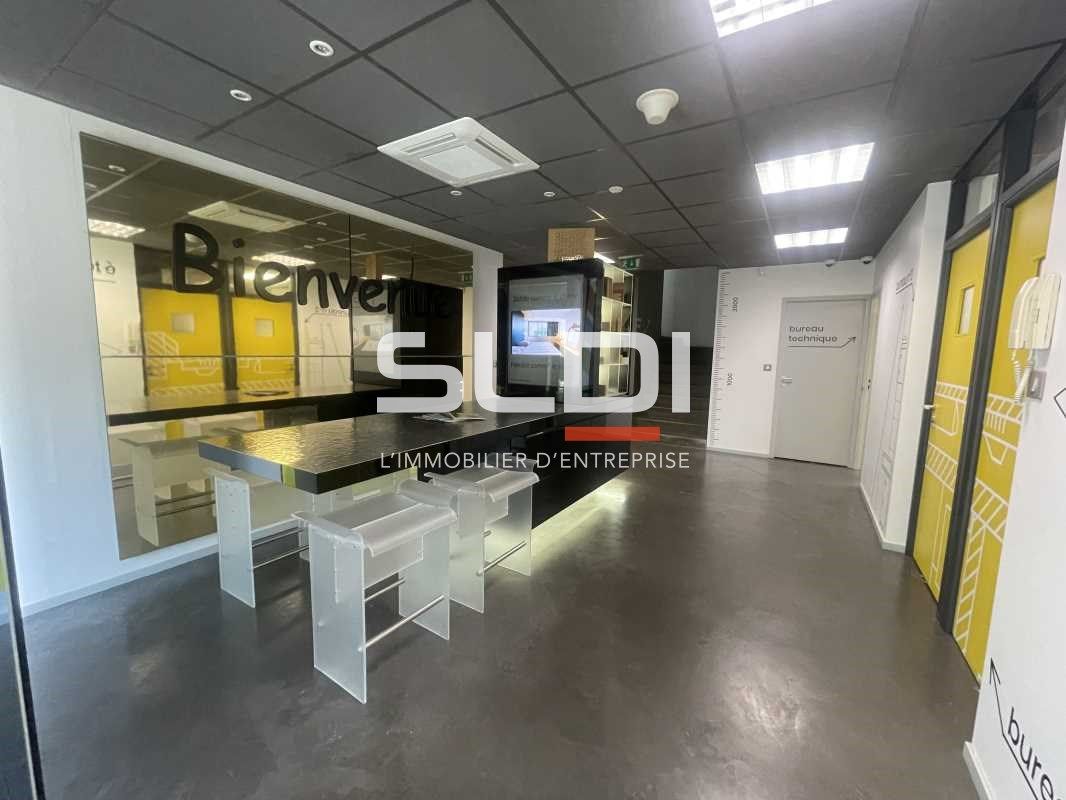 Bureaux à louer à Vaulx-en-Velin, offrant 79 m² d