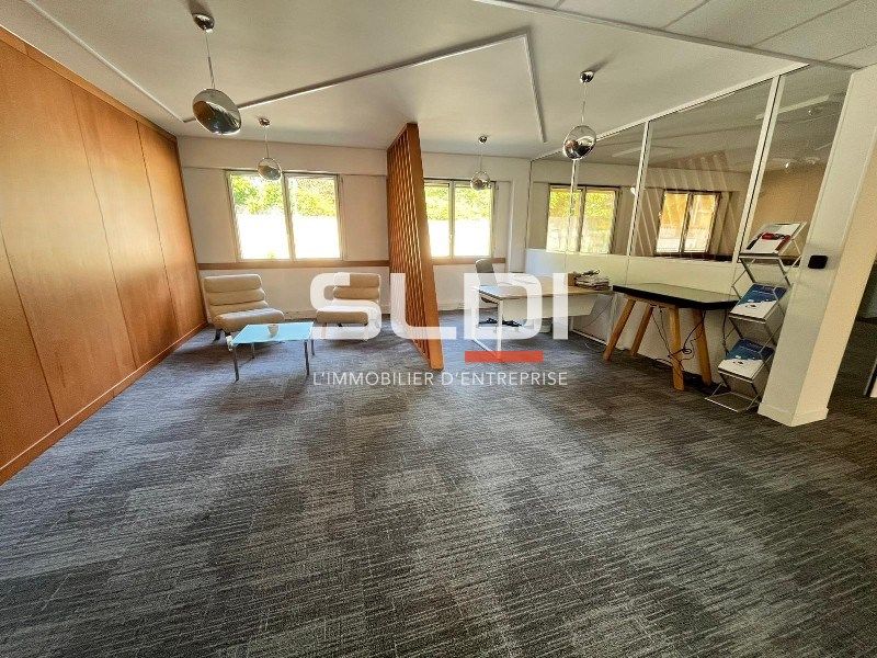 Découvrez des bureaux d'environ 160 m² à louer à 