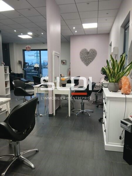 Salon de coiffure avec espace beauté établi depui