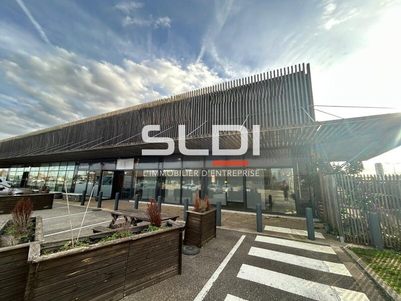 Idéalement situé sur l'axe principal de Saint-Bon