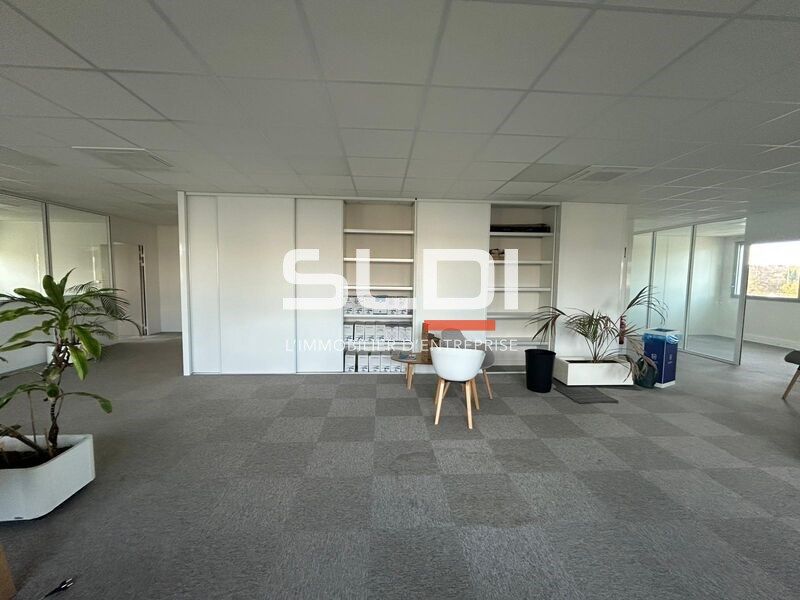 Nous vous proposons des bureaux de 345 m² à la lo