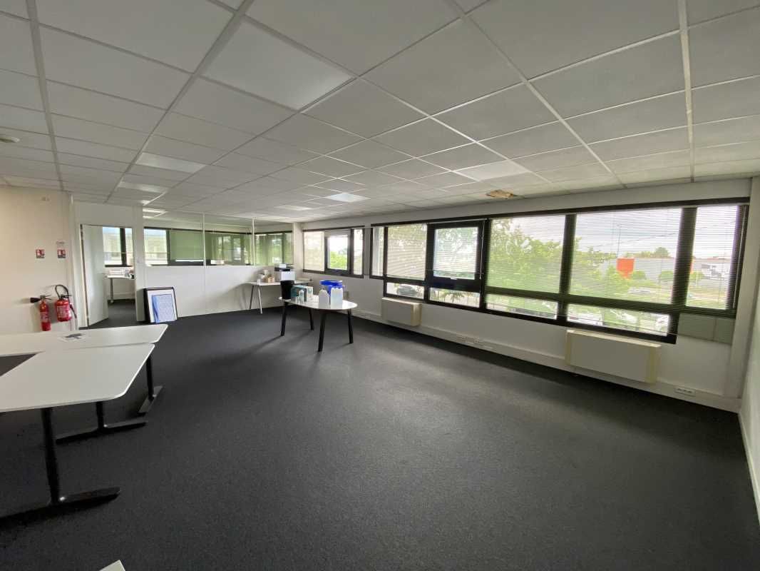 A proximité immédiate de la rocade et limitrophe 