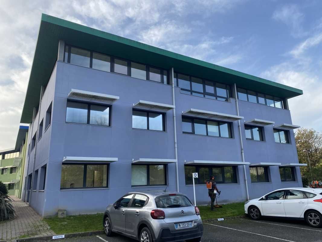 À proximité immédiate de la rocade et limitrophe 