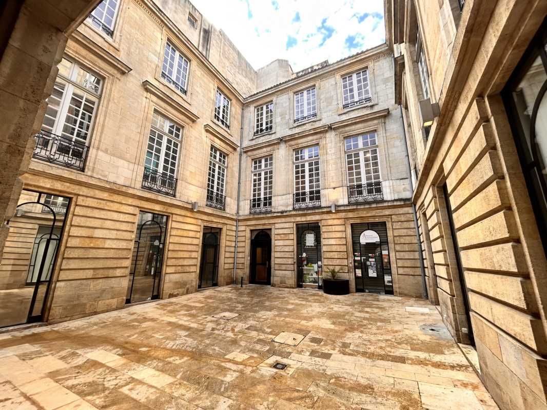 Situés au coeur du Triangle d'Or de Bordeaux, à p