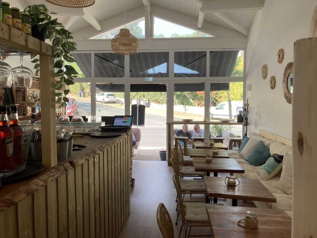 Idéalement situé sur un axe très fréquenté de la