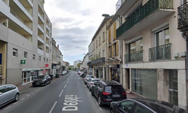 En plein centre-ville de Périgueux, Arthur Loyd v