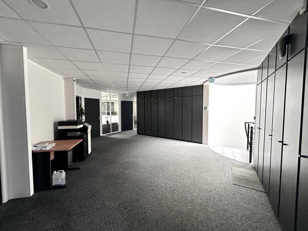 Dans le parc tertiaire Innolin à Mérignac, proche