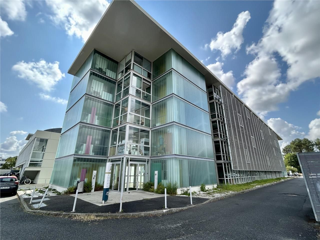 Situé au sein de la zone Chemin Long de Mérignac,