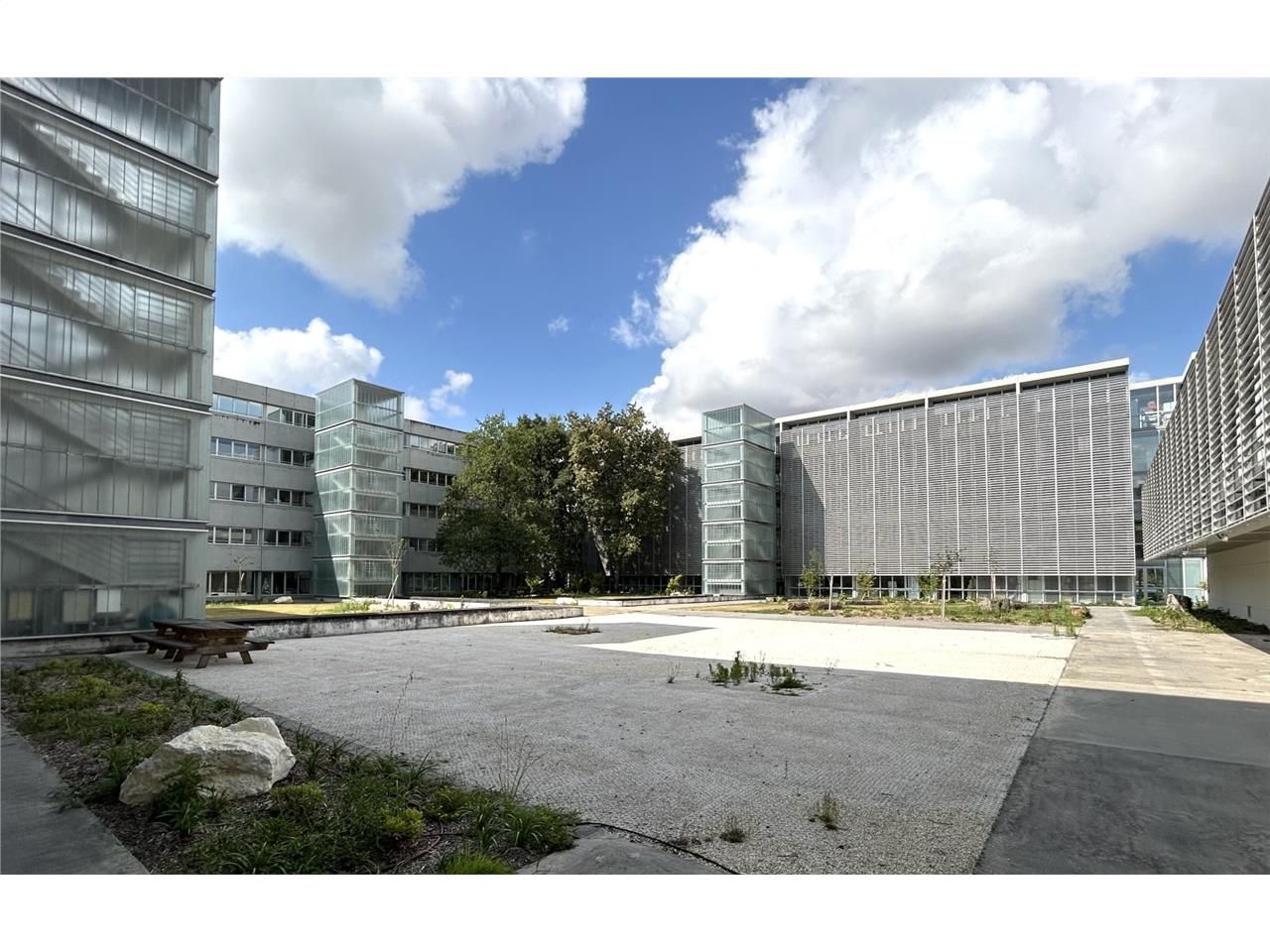 Situé au sein de la zone Chemin Long de Mérignac,
