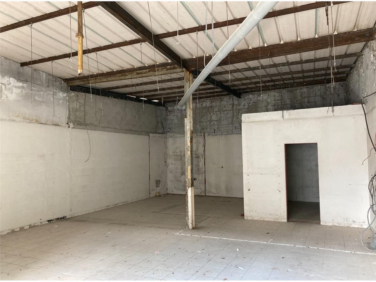 Ce local commercial de 101m2 et situé à Bègles es