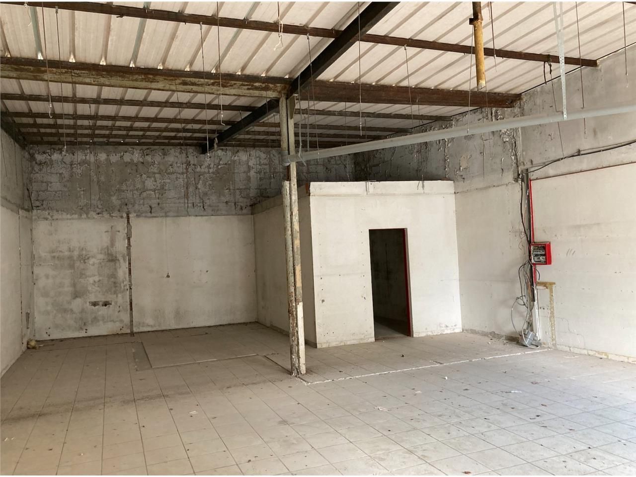 Ce local commercial de 101m2 et situé à Bègles es